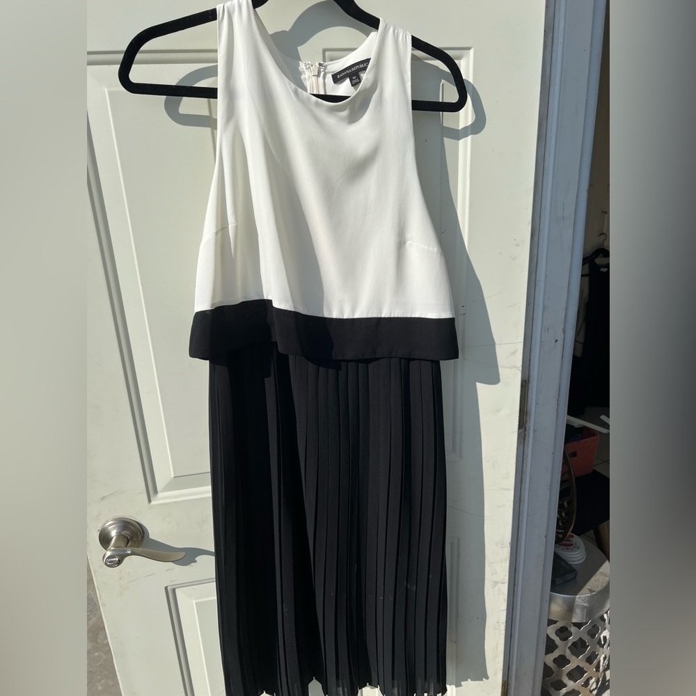 Banana Republic black and white pleated dress